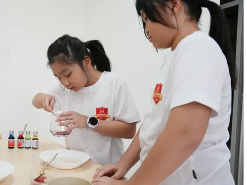 Students mixing colours during a science activity
